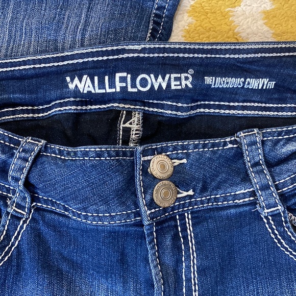 WALLFLOWER 11L Luscious Curvy fit jeans with white embroidery - Picture 2 of 7